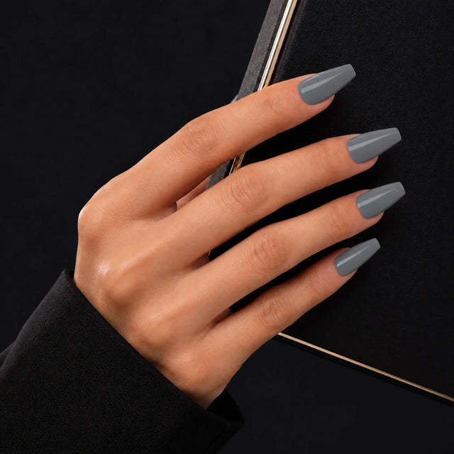 Slate Press-On Nails, Medium Coffin — Main sur pochette noire (liseré doré)
