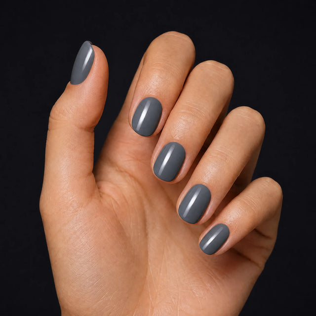 Slate Press-On Nails, Short Oval — Hero — une main, fond noir