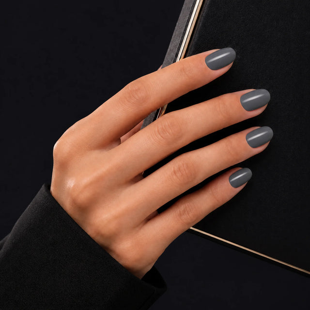 Slate Press-On Nails, Short Oval — Main sur pochette noire (liseré doré)