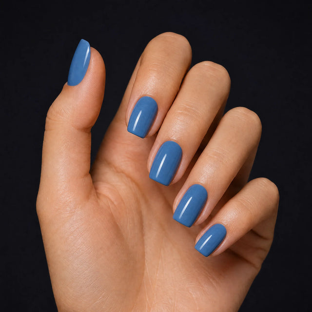 Solid Press-On Nails, Square Short — Hero — une main, fond noir