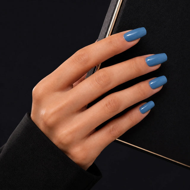 Solid Press-On Nails, Square Short — Main sur pochette noire (liseré doré)