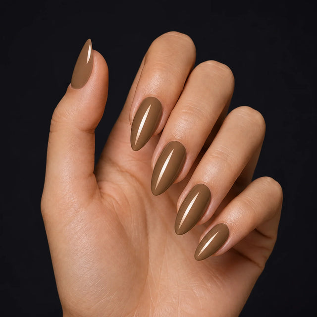 Toffee Press-On Nails, Medium Almond — Hero — une main, fond noir