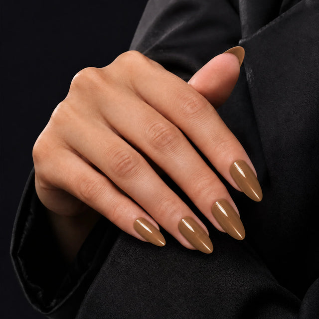 Toffee Press-On Nails, Medium Almond — Main sur blazer noir (dos de main)