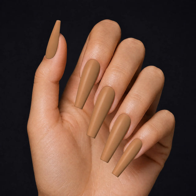Toffee Press-On Nails, Long Coffin — Hero — une main, fond noir
