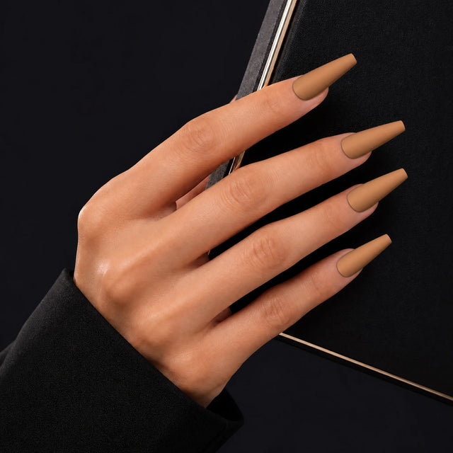 Toffee Press-On Nails, Long Coffin — Main sur pochette noire (liseré doré)