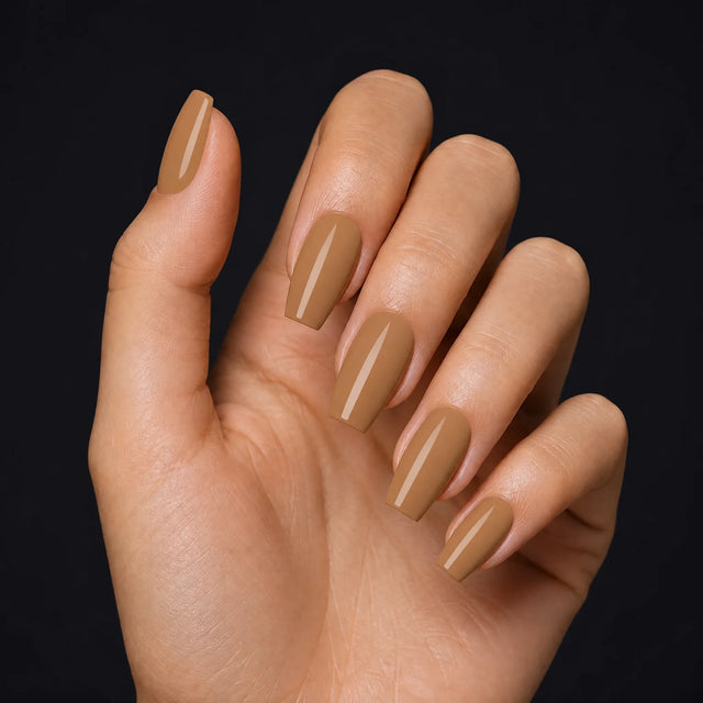 Toffee Press-On Nails, Medium Coffin — Hero — une main, fond noir