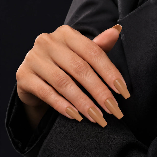 Toffee Press-On Nails, Medium Coffin — Main sur blazer noir (dos de main)
