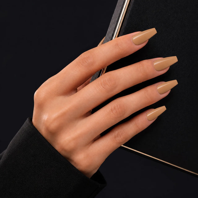 Toffee Press-On Nails, Medium Coffin — Main sur pochette noire (liseré doré)