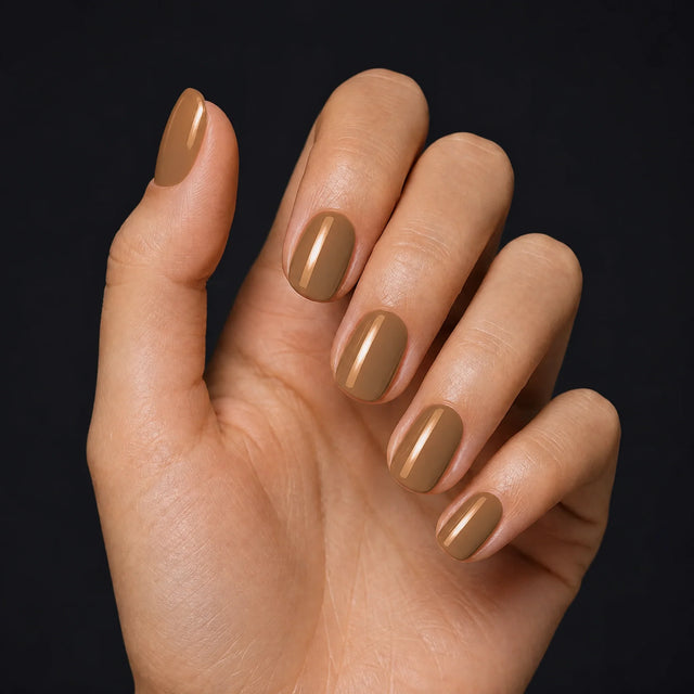 Toffee Press-On Nails, Short Oval — Hero — une main, fond noir