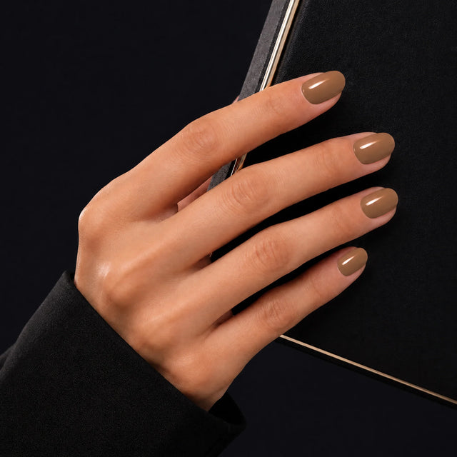 Toffee Press-On Nails, Short Oval — Main sur pochette noire (liseré doré)
