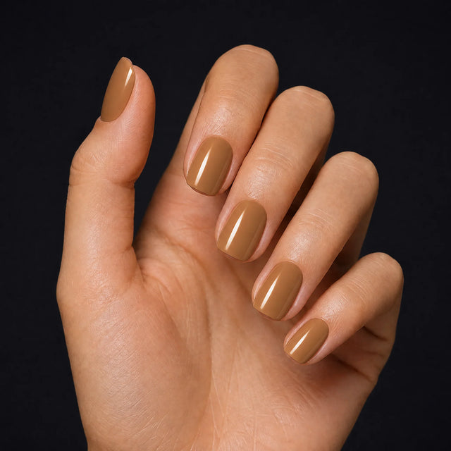Toffee Press-On Nails, Short Square — Hero — une main, fond noir
