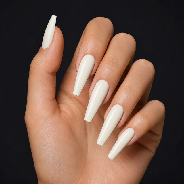 Vanilla Press-On Nails, Long Coffin — Hero — une main, fond noir