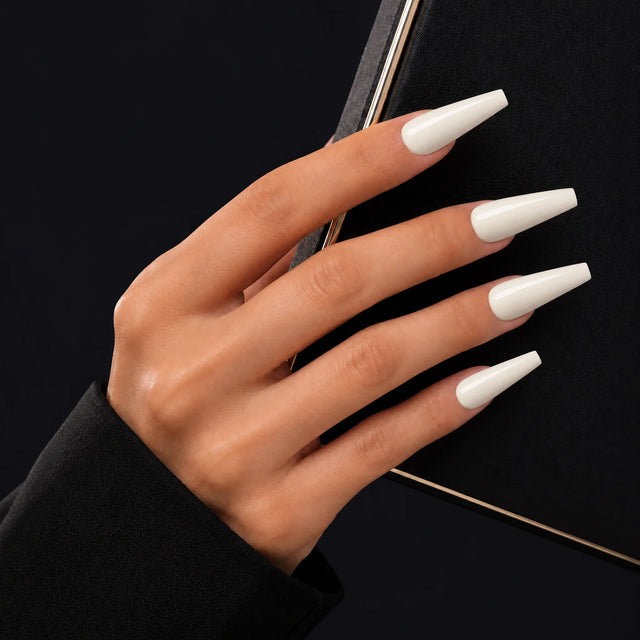 Vanilla Press-On Nails, Long Coffin — Main sur pochette noire (liseré doré)
