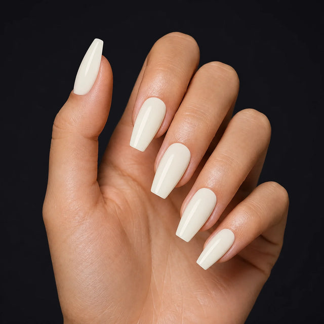 Vanilla Press-On Nails, Medium Coffin — Hero — une main, fond noir