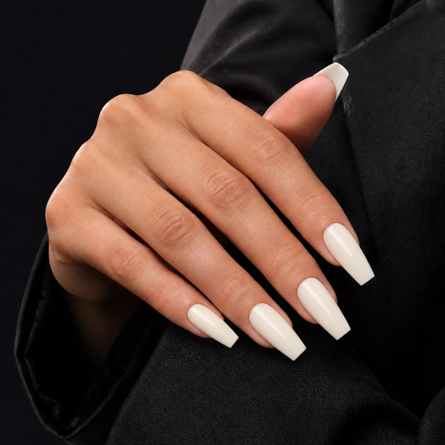 Vanilla Press-On Nails, Medium Coffin — Main sur blazer noir (dos de main)