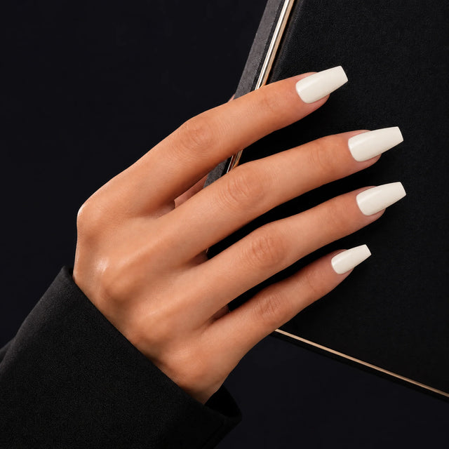 Vanilla Press-On Nails, Medium Coffin — Main sur pochette noire (liseré doré)