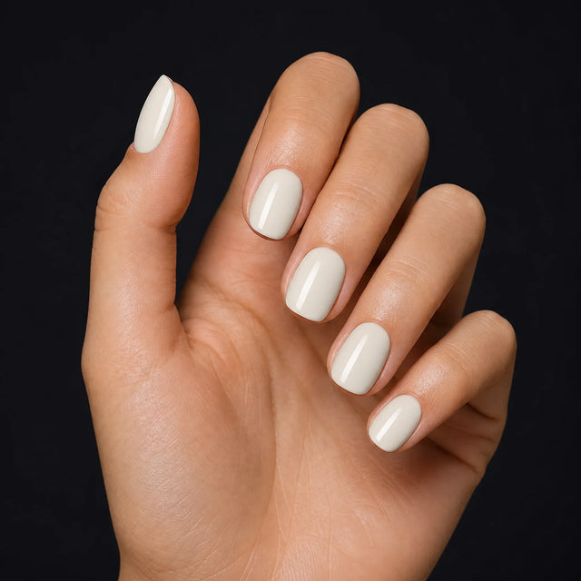 Vanilla Press-On Nails, Short Oval — Hero — une main, fond noir