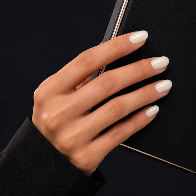 Vanilla Press-On Nails, Short Oval — Main sur pochette noire (liseré doré)
