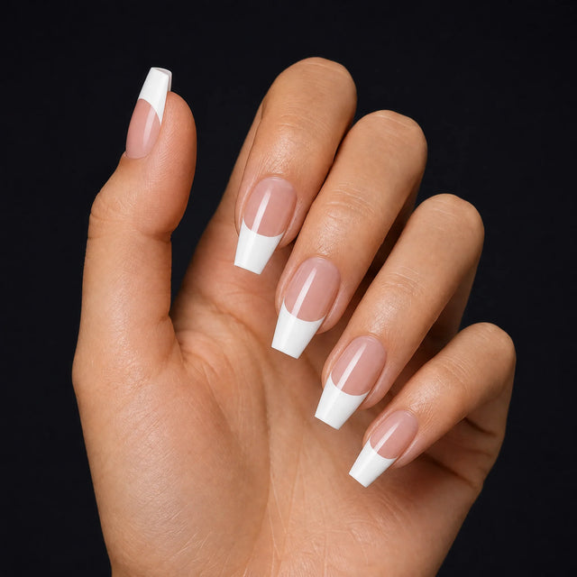 White Tip Press-On Nails, Coffin Medium — Hero — une main, fond noir