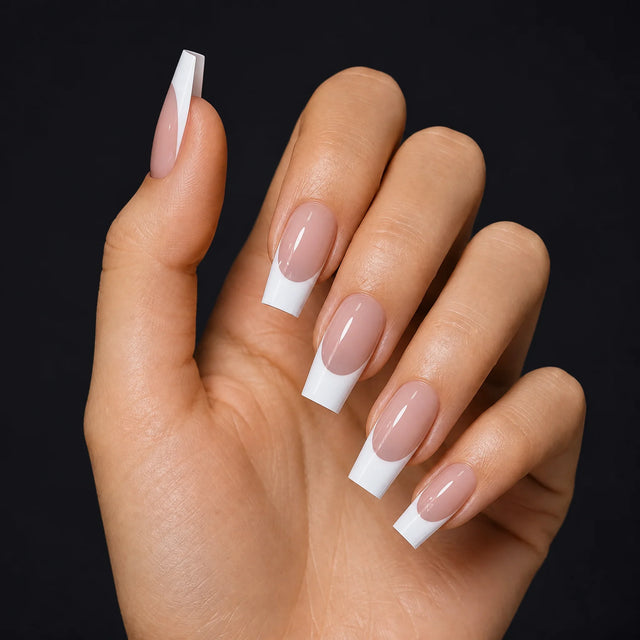Wide French Press-On Nails, Square Long — Hero — une main, fond noir