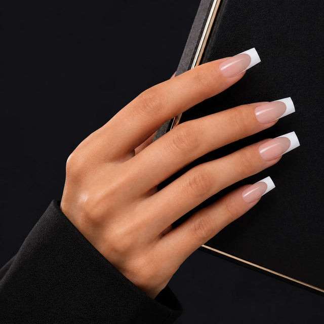 Wide French Press-On Nails, Square Long — Main sur pochette noire (liseré doré)