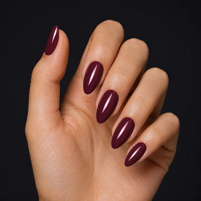 Wine Press-On Nails, Medium Almond — Hero — une main, fond noir