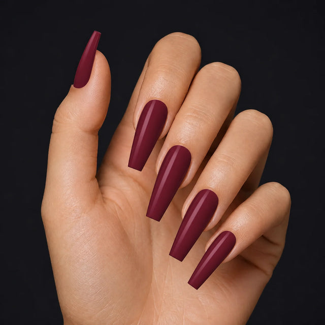 Wine Press-On Nails, Long Coffin — Hero — une main, fond noir