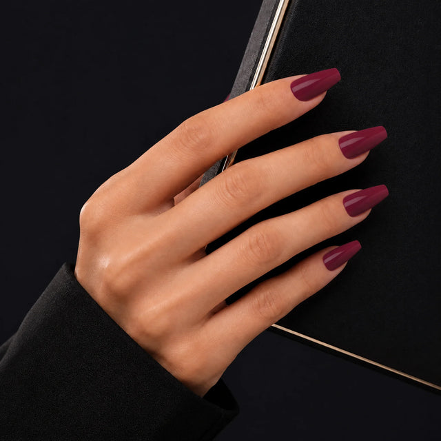 Wine Press-On Nails, Medium Coffin — Main sur pochette noire (liseré doré)