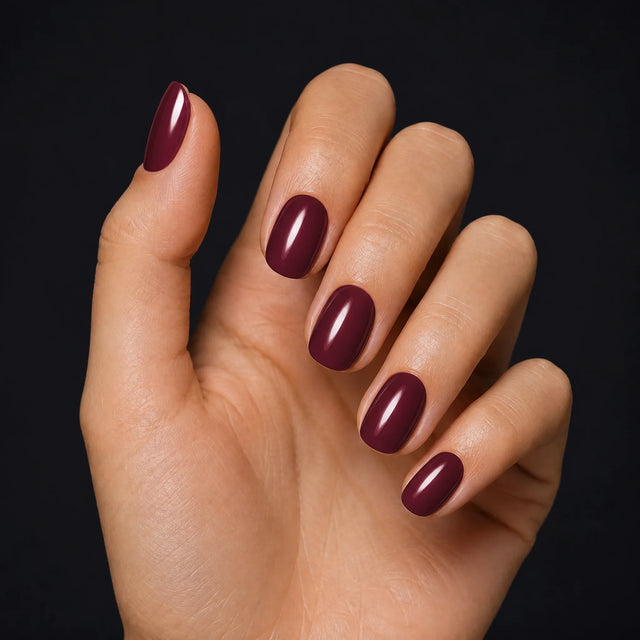 Wine Press-On Nails, Short Oval — Hero — une main, fond noir