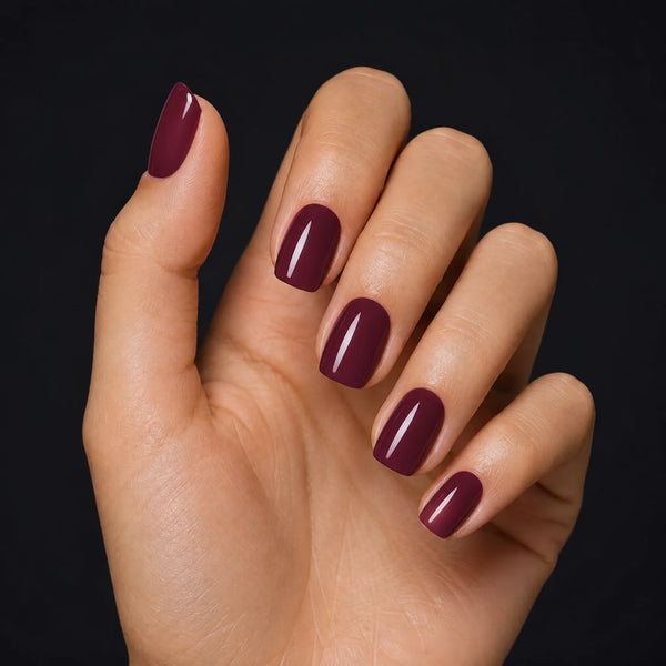 Wine Press-On Nails, Short Square — Hero — une main, fond noir